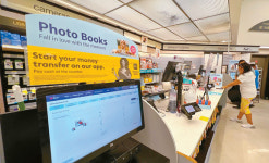 디지털 시대에도 사진 인화 고객 북적