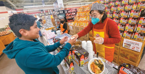 시온마켓 버몬트점, 시식·할인행사…황태해장국·대게 라면 등