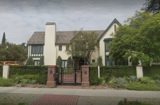 배스 시장 관사에 도둑…창문 깨고 침입 뒤 체포