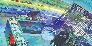 차량 돌진 가게 뚫고 2만불어치 강탈…10여명 고급 신발매장 덮쳐