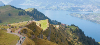 [문예마당] 가을 산을 오르며