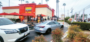 개장 한 달 롯데리아 1호점 가보니…오픈런 여전, 서비스 개선 시급