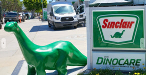 브렌트우드 주유소 명물 ‘공룡 동상’ 도난