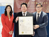 론 김 의원, 시민참여센터 사무국장에 주의회 표창장 수여