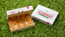 오늘(9일) 단 하루, 크리스피크림 도넛 1+1 박스째 퍼준다