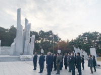 [포토]박용주 경기남부보훈지청장 등 보훈단체 경기도지부 및 수원시 지회, 현충탑 참배