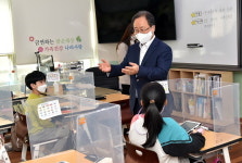 [포토] 김석준 부산시교육감, 당리초 등 찾아 ‘일상 회복 준비’ 점검
