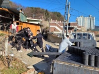 [포토]인제 고려개발, 지역 저소득가구에 성품 전달
