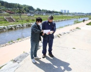 오규석 기장군수, 송정천 산책로 보행등 설치공사 현장 점검