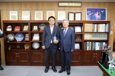 대한민국상이군경회, ‘기초연금법 개정안’ 허종식 국회의원에 감사패 전달