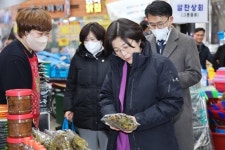전통시장 소비촉진과 물가 안정 위한 전통시장 장보기에 나선 김보라 안성시장