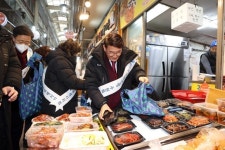 [포토]전통시장 방문해 상인 격려한 김기정 수원특례시의장