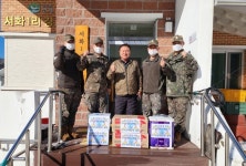 육군 제12사단 52여단 포병대 서화1리 경로당 위문품 전달