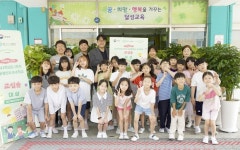 현대백화점, 탄소중립 실천 우수 초등학교에 공기정화식물 전달