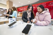 KT, 안산 원곡동에 외국인 특화 대형 매장 열어