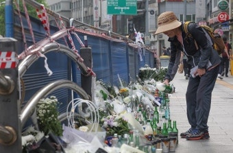 [포토] 시청역 역주행 사고 현장의 추모객