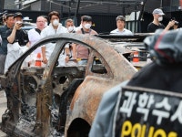 [포토] 청라 아파트 화재 벤츠 전기차 2차 합동 감식 중인 경찰·소방·벤츠 관계자들