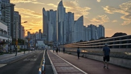 [포토] “더위야 가라” 부산 민락수변로 산책하는 시민들