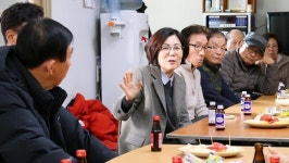 김보라 안성시장 한파에 취약한 어르신들이 경로당에서 안전하고 건강하게 겨울 보낼 수 있도록 최선 다할 것”