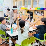 풍선으로 피어나는 세대 공감…기장 정관노인복지관 ‘비바청춘봉사단’ 출범