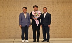 [포토]이수현 인제군의원 강원지방자치의정대상 수상