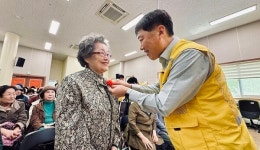 부산연제우체국, 어버이날 어르신 100명에 사랑의 카네이션 전달