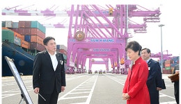 朴대통령, 인천신항 방문…세계적 항만으로 발전하길