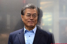 문재인, 독거노인 방문…따뜻한 보금자리 마련