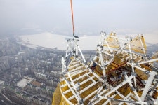 [포토뉴스] 눈오는 롯데월드타워, 공사는 한창