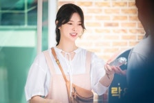 비밀의 남자 엄현경, 주변을 환하게 비추는 김밥천사의 강림
