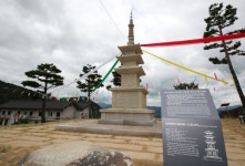 국보 산청 범학리 삼층석탑 복원탑 고향에 우뚝