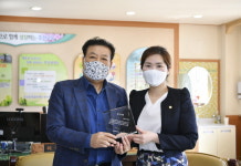손세화 포천시의회 의장, 추산초 교육환경 개선 등 공로 감사패 수상