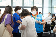 용인시의회 문화복지위원회, 처인구 코로나19 예방접종센터 봉사활동 실시