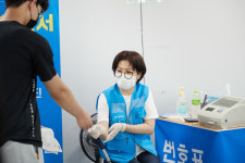 용인시의회 문화복지위원회, 처인구 코로나19 예방접종센터 봉사활동 실시