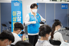 용인시의회 문화복지위원회, 처인구 코로나19 예방접종센터 봉사활동 실시