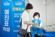 용인시의회 문화복지위원회, 처인구 코로나19 예방접종센터 봉사활동 실시