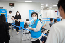 용인시의회 문화복지위원회, 처인구 코로나19 예방접종센터 봉사활동 실시