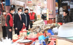 구인모 거창군수, 시장장보기 릴레이 주자로 나서