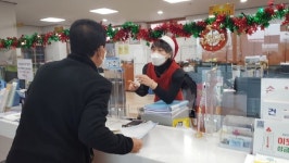 [포토뉴스] 철원군, 김화읍사무소 산타복장 이벤트