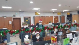 [포토뉴스] 철원군, 김화읍사무소 산타복장 이벤트