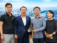 하기태 영천시의회 의장, 영천우체국 정광순 집배원에 모범 표창패 수여