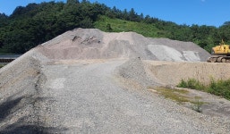 [고발] 영천시 신녕면 화서리 J 골재 파쇄장, 허가 외 타 용지 불법 야적 의혹