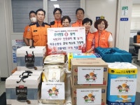 동래소방서 사직119 안전센터 직원 및 의용소방대원,  사직2동에 성금(품) 전달