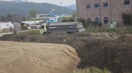 [단독] 정신나간 산청군 행정, 산업폐기물에 썩은 땅…산청요양병원 옆에 야적 충격