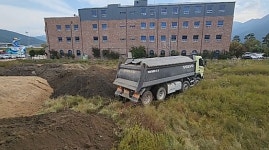 [단독] 정신나간 산청군 행정, 산업폐기물에 썩은 땅…산청요양병원 옆에 야적 충격