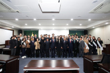 [위클리오늘][포토] 신영재 홍천군수, 홍천메디칼허브연구소 시험 검사 기관 현판식 참석