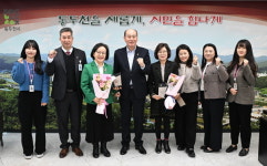 [위클리오늘] 박형덕 동두천시장, 관내 초등학교 교장 교육발전 유공 감사패 전달
