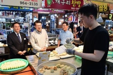 [위클리오늘] 김대순 행정2부지사, 통큰세일 진행 중인 고양 원당시장 방문...소상공인 격려