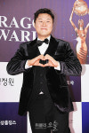 [WT포토] 윤경호, '기분 좋은 하트' (청룡영화상 레드카펫)