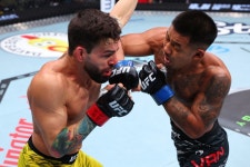 챔피언 조슈아 반, 日 타이라와 1차 방어전…UFC 최초 아시아 파이터들의 타이틀 매치